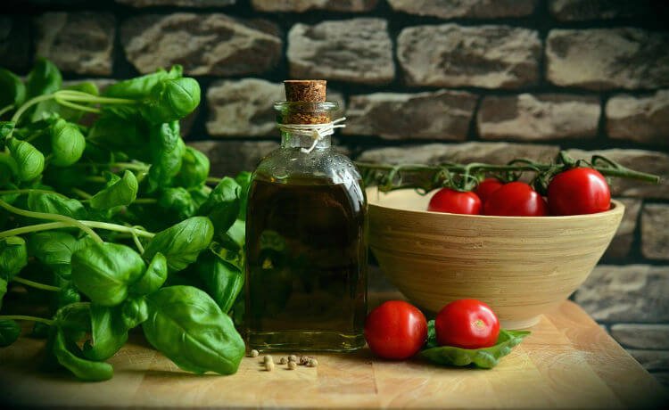 Manjericão, azeite e tomates-cereja