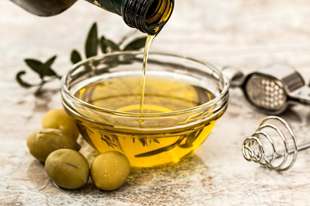 Tigela de vidro com Azeite de oliva