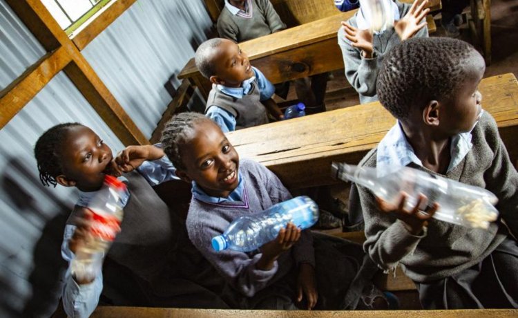 Crianças no campo de Kibera, no Quênia, têm aula de música especial, que combina o ensino de instrumentos com educação ambiental. Foto: ONU Meio Ambiente/Duncan Moore