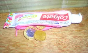 Porta-moedas feito com tubo de creme dental