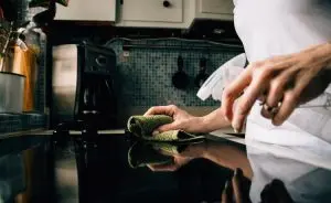 Limpando-com-desinfetante-caseiro