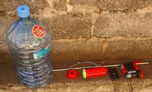 carregador de celular feito com garrafa PET