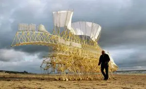 Esculturas cinéticas dão vida a "animais de areia"