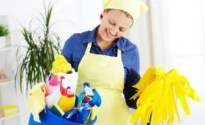 mulher com produtos de limpeza