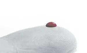 Gota de sangue na ponto do dedo