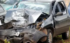 Carro batido na parte da frente