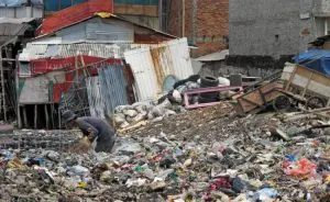 Homem revira lixo em Jacarta, na Indonésia