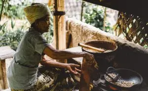 Foto Mulher vestindo camisa cinza com gola alta