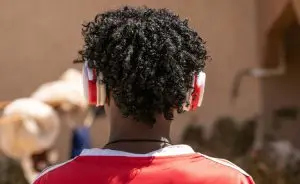 Mebratu, da Eritreia, tem 16 anos e a música é uma das suas paixões