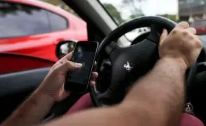 Usando o celular e dirigindo