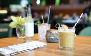 Mesa com bebidas e canudos