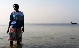 Mulher no lago Victoria, em Uganda