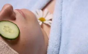 mulher em spa com pepino no olho
