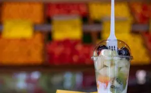 copo de plástico descartável com salada de fruta