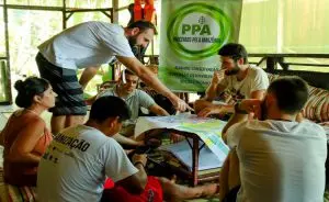 Grupo de pessoas em uma reunião