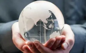 Pessoa segurando globo com as mãos