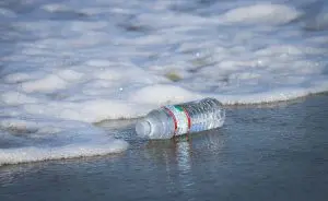 garrafa-plástica-no-mar