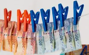 Cédulas de dinheiro presas no varal