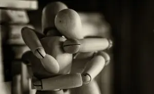 Bonecos de madeira se abraçando