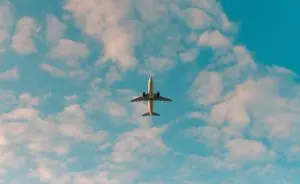 Avião no céu com nuvens
