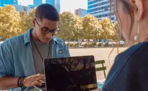 Um homem e uma mulher da geração Z