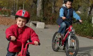 crianças andando de bicicleta
