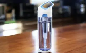 Nava: a garrafa que filtra água