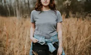 Mulher com camiseta de algodão