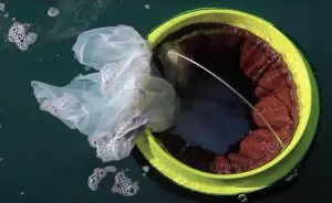 Lixeira que retira resíduos sólidos e líquidos das águas marinhas e de rios