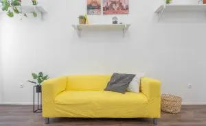 Como fazer limpeza de sofá