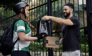 Entregando embalagens usadas da Nespresso