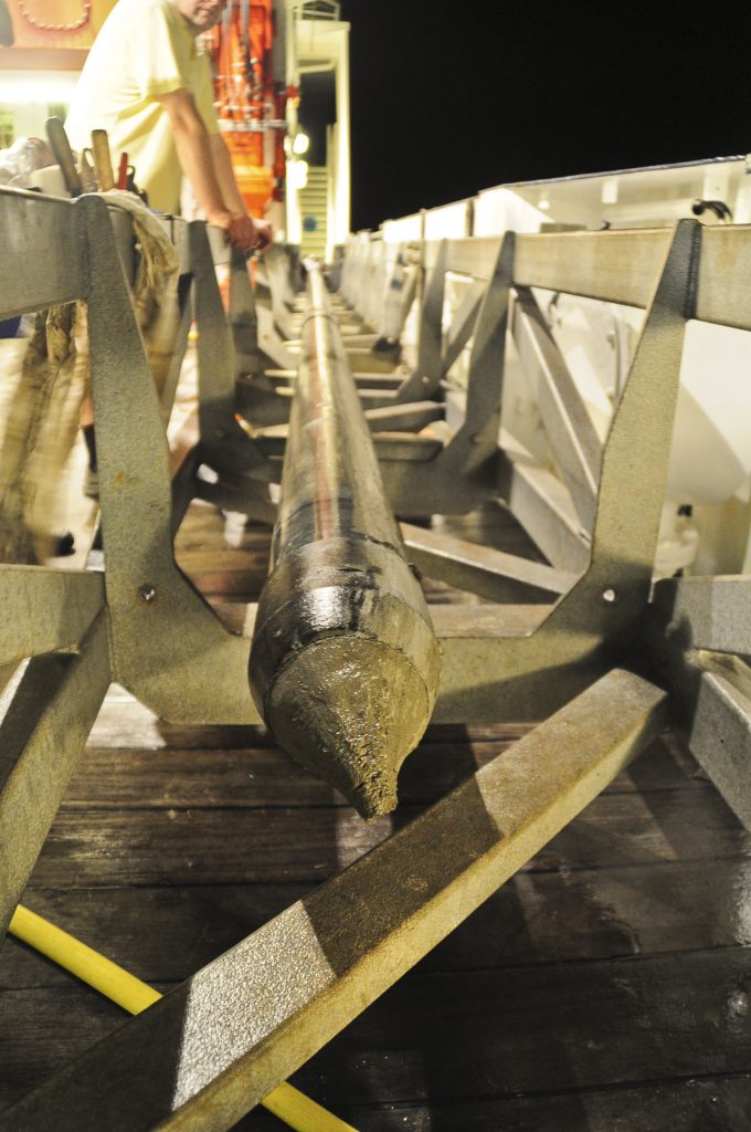 Tubo de aço com sedimentos marinhos