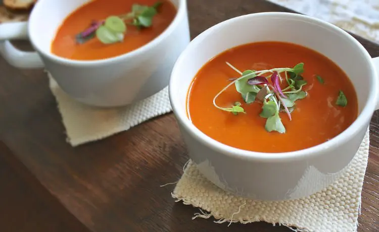 sopa de tomate com folhas de oliveira
