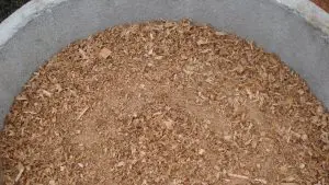 Serragem para equilibrar a relação carbono nitrogênio na compostagem