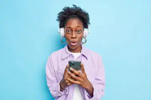 Mulher com fone de ouvido