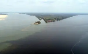 Encontro dos rios Araguaia e Tocantins em Esperantina
