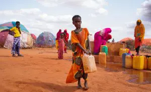 menina-carregando-galao-de-agua-na-somalia
