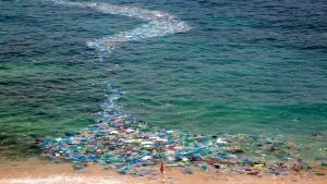 plástico no mar
