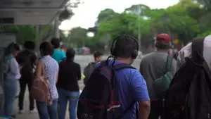 pessoas no ponto de ônibus