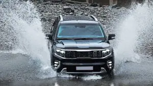 Carro do tipo SUV passando por água