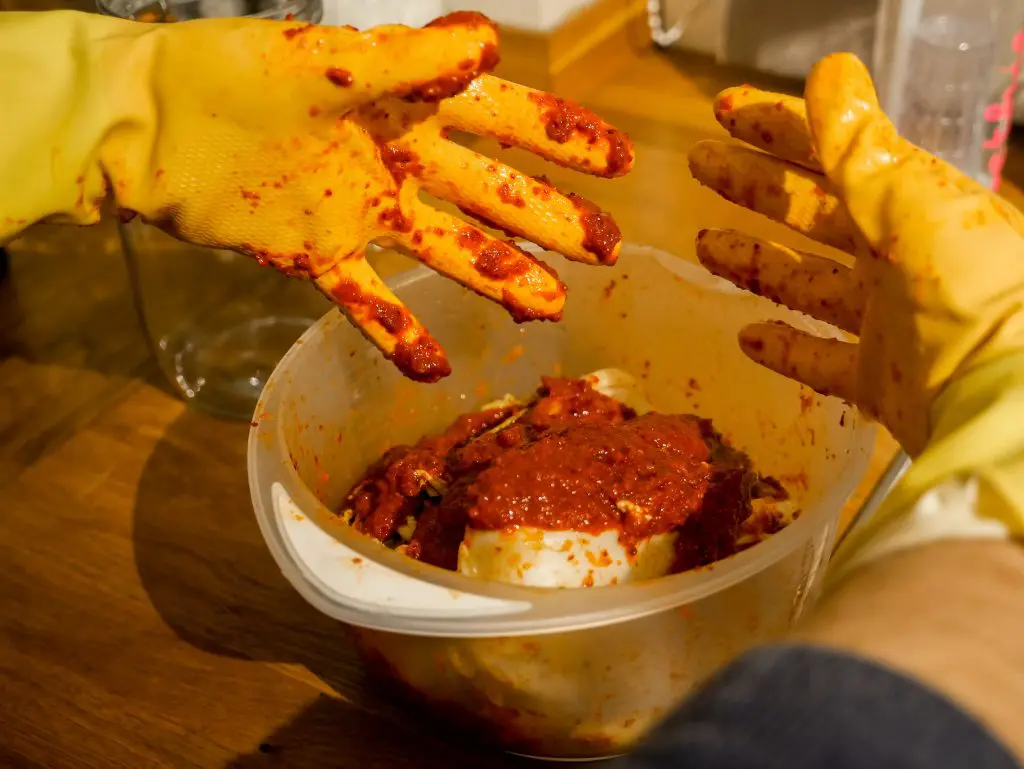 pessoa fazendo kimchi