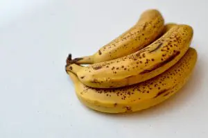 um cacho de banana em cima de uma mesa