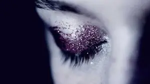 pálpebra superior com maquiagem de glitter roxo