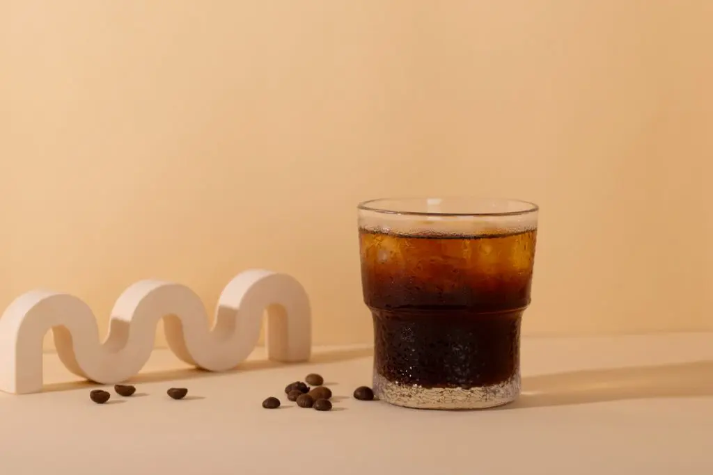 Copo de cold brew com gelo, bebida refrescante, de sabor suave e baixa acidez.