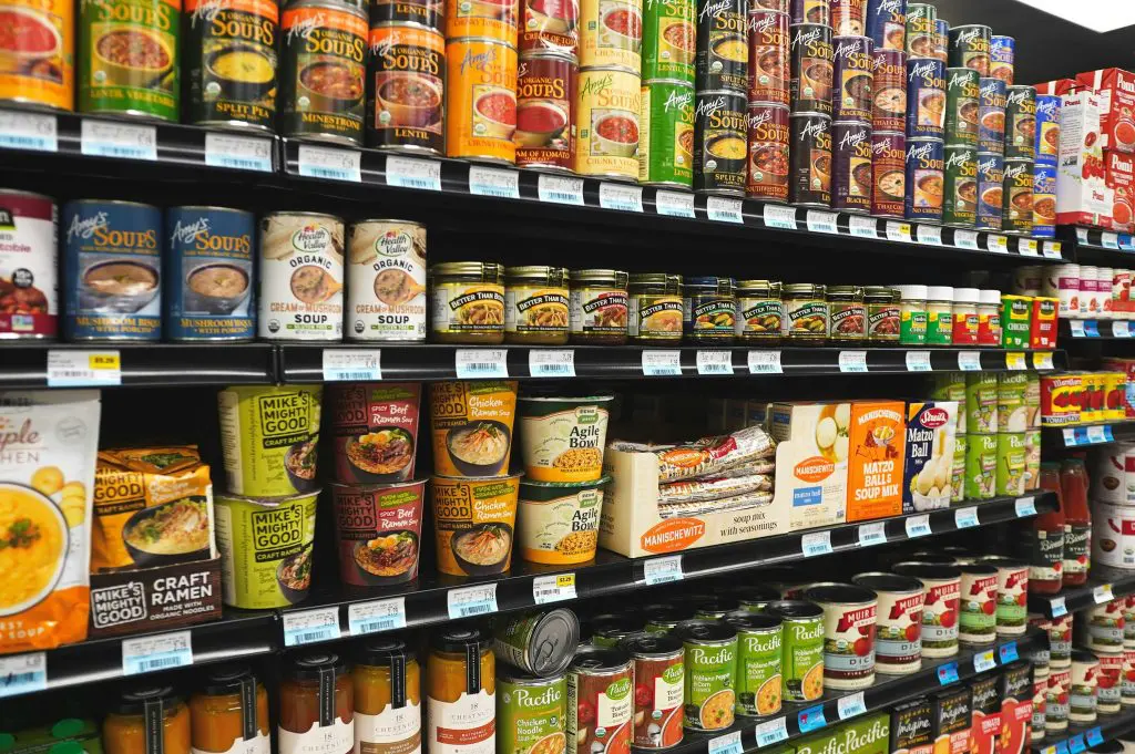 prateleira de supermercado com alimentos ricos em glutamato monossódico, como enlatados