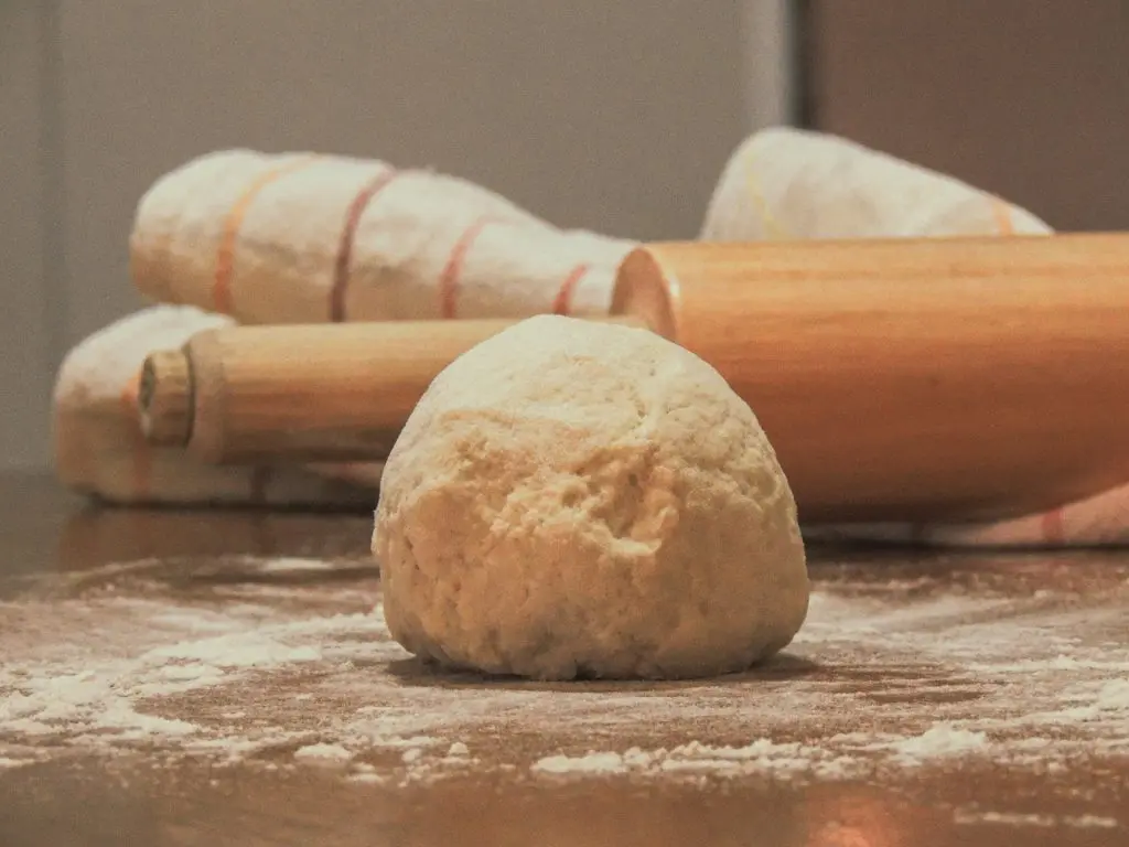 Leveduras atuando na fermentação de massa de pão, processo natural realizado por fungos.