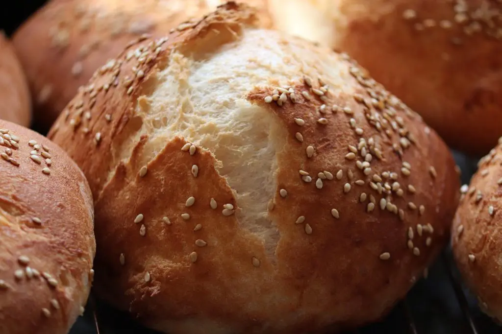 Pão com sementes de gergelim, ingrediente usado na produção de óleo de gergelim.