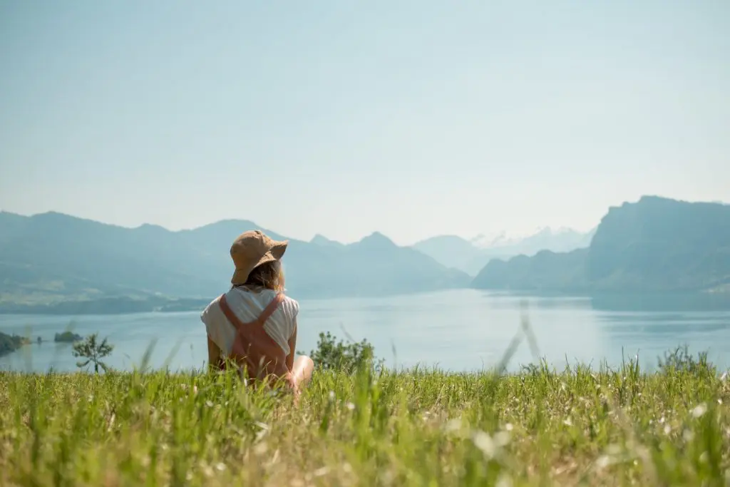 Pessoa ao ar livre, representando bem-estar e conexão com a natureza | ser feliz