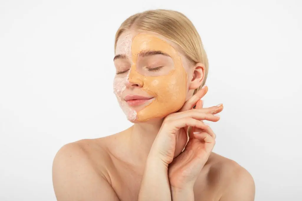 Máscara facial de argila amarela aplicada no rosto.