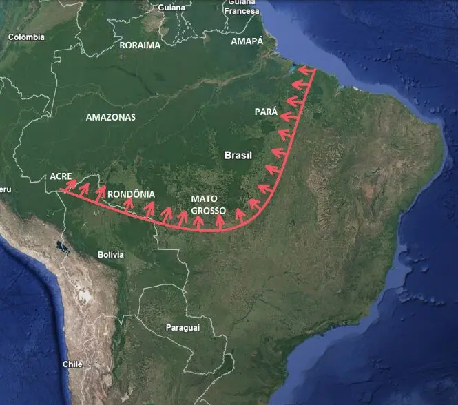 Arco do desmatamento, em vermelho. É possível perceber, pelos diferentes tons de verde, enormes áreas desflorestadas, resultado do desmatamento espinha de peixe.